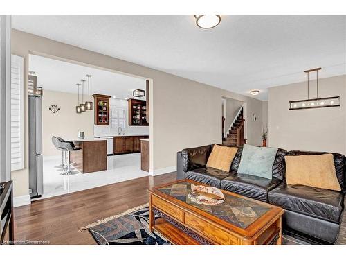 134 Pondcliffe Drive, Kitchener, ON - Indoor Photo Showing Living Room