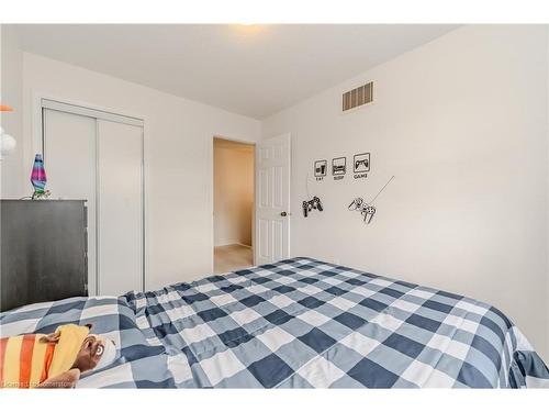 79 English Lane, Brantford, ON - Indoor Photo Showing Bedroom