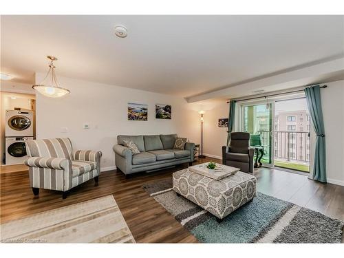 705-778 Laurelwood Drive Drive, Waterloo, ON - Indoor Photo Showing Living Room