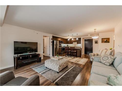 705-778 Laurelwood Drive, Waterloo, ON - Indoor Photo Showing Living Room