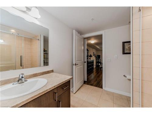 705-778 Laurelwood Drive Drive, Waterloo, ON - Indoor Photo Showing Bathroom