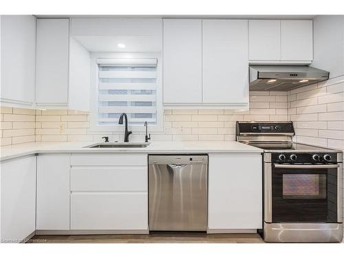 125 Steepleridge Street, Kitchener, ON - Indoor Photo Showing Kitchen With Upgraded Kitchen