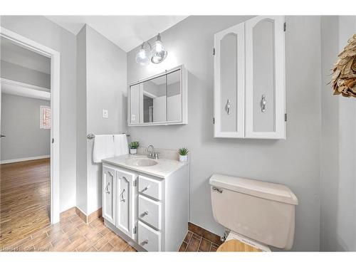 620 Meadow Lane, Burlington, ON - Indoor Photo Showing Bathroom