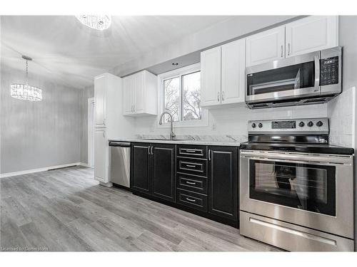 111 Chalmers Street S, Cambridge, ON - Indoor Photo Showing Kitchen