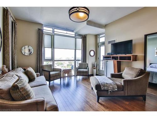 801-191 King Street S, Waterloo, ON - Indoor Photo Showing Living Room