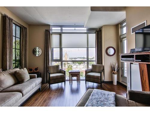 801-191 King Street S, Waterloo, ON - Indoor Photo Showing Living Room