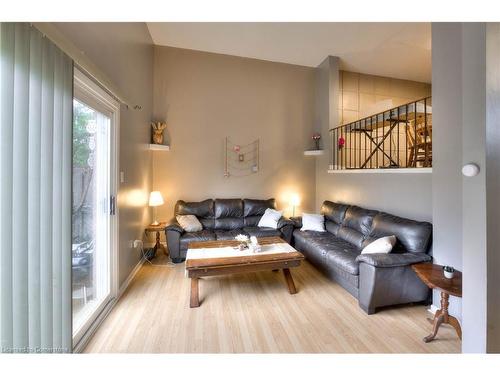 46-51 Paulander Drive, Kitchener, ON - Indoor Photo Showing Living Room