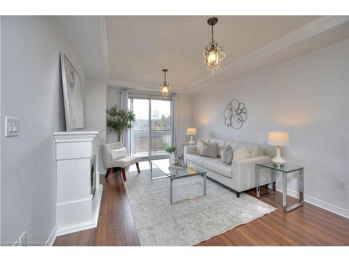 310-539 Belmont Avenue W, Kitchener, ON - Indoor Photo Showing Living Room