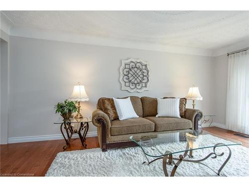 180 Vermont Street, Waterloo, ON - Indoor Photo Showing Living Room