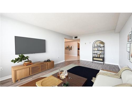 803-1510 Richmond Street, London, ON - Indoor Photo Showing Living Room