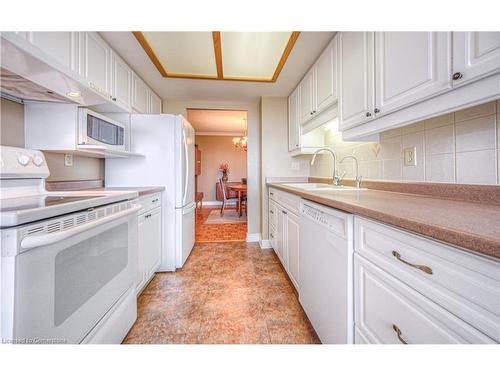 1908-6 Willow Street, Waterloo, ON - Indoor Photo Showing Kitchen