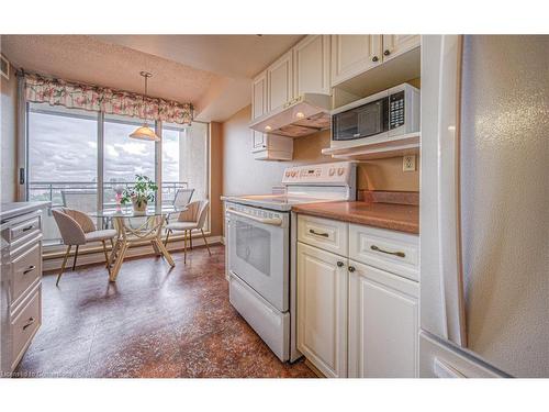 1908-6 Willow Street, Waterloo, ON - Indoor Photo Showing Kitchen