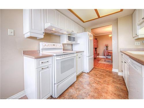 1908-6 Willow Street, Waterloo, ON - Indoor Photo Showing Kitchen