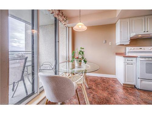 1908-6 Willow Street, Waterloo, ON - Indoor Photo Showing Kitchen