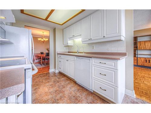 1908-6 Willow Street, Waterloo, ON - Indoor Photo Showing Kitchen