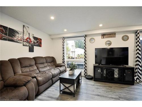 7 Wycliffe Place, Kitchener, ON - Indoor Photo Showing Living Room