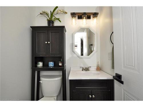 7 Wycliffe Place, Kitchener, ON - Indoor Photo Showing Bathroom