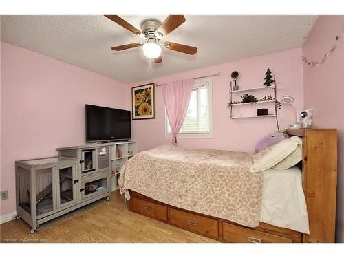 7 Wycliffe Place, Kitchener, ON - Indoor Photo Showing Bedroom