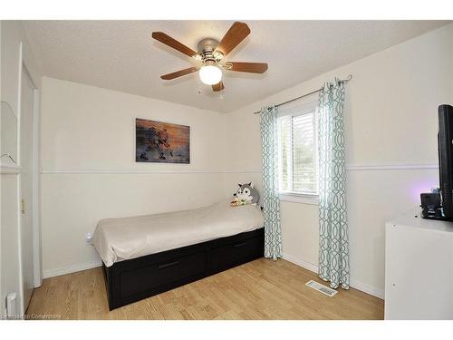 7 Wycliffe Place, Kitchener, ON - Indoor Photo Showing Bedroom