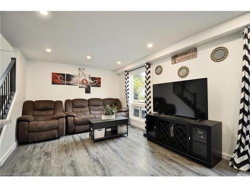 7 Wycliffe Place, Kitchener, ON - Indoor Photo Showing Living Room