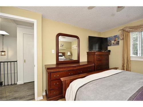 7 Wycliffe Place, Kitchener, ON - Indoor Photo Showing Bedroom