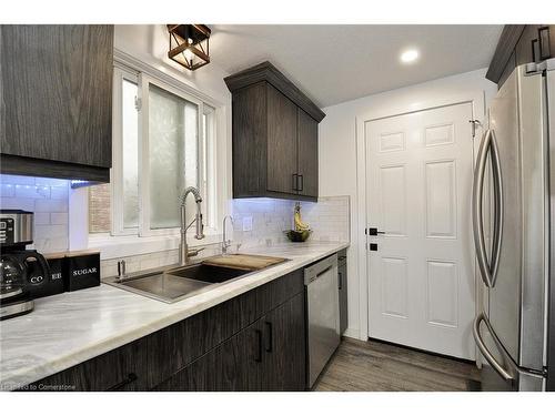 7 Wycliffe Place, Kitchener, ON - Indoor Photo Showing Kitchen With Upgraded Kitchen