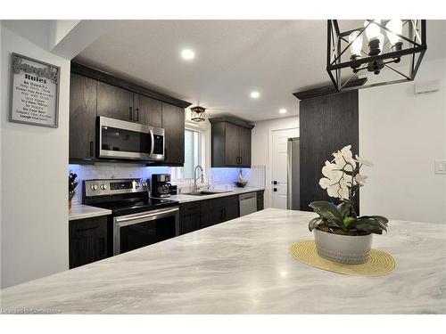 7 Wycliffe Place, Kitchener, ON - Indoor Photo Showing Kitchen