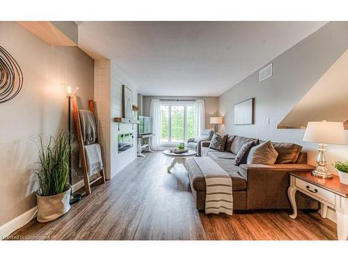 7-600 White Elm Boulevard, Waterloo, ON - Indoor Photo Showing Living Room