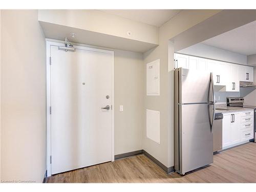 209-595 Strasburg Road, Kitchener, ON - Indoor Photo Showing Kitchen