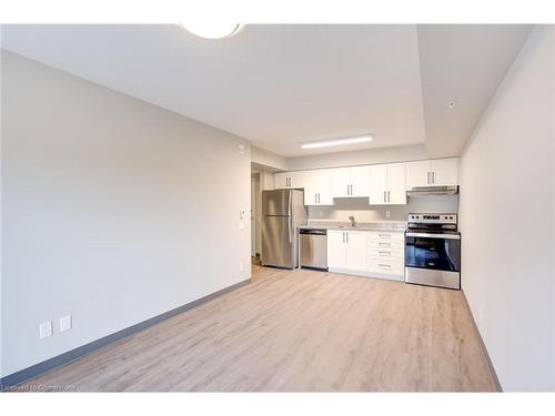 209-595 Strasburg Road, Kitchener, ON - Indoor Photo Showing Kitchen