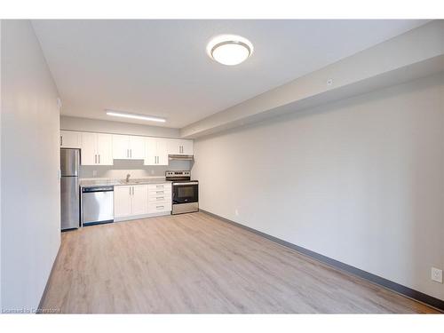 209-595 Strasburg Road, Kitchener, ON - Indoor Photo Showing Kitchen