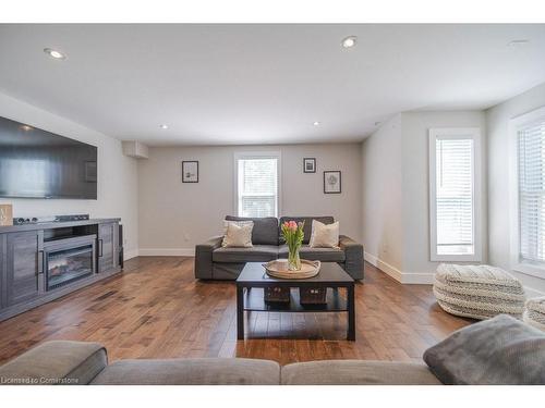 584540 Beachville Road, Woodstock, ON - Indoor Photo Showing Living Room