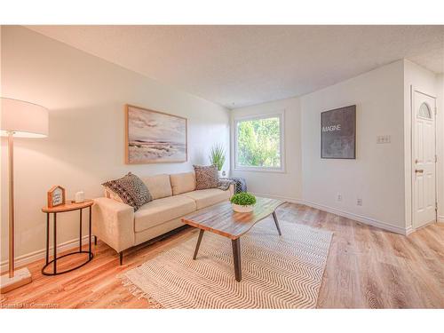 36 The Country Way, Kitchener, ON - Indoor Photo Showing Living Room