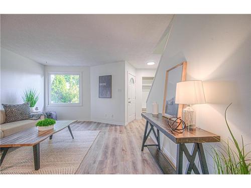 36 The Country Way, Kitchener, ON - Indoor Photo Showing Living Room