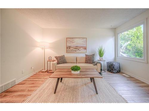 36 The Country Way, Kitchener, ON - Indoor Photo Showing Living Room