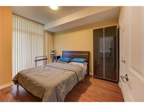 205-3504 Hurontario Street, Mississauga, ON - Indoor Photo Showing Bedroom