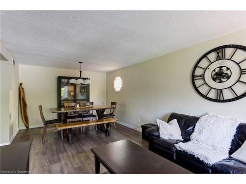 10 Camrose Court, Kitchener, ON - Indoor Photo Showing Living Room