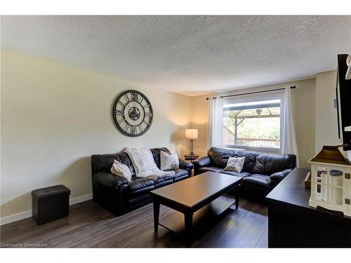 10 Camrose Court, Kitchener, ON - Indoor Photo Showing Living Room