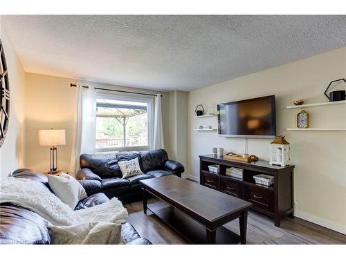 10 Camrose Court, Kitchener, ON - Indoor Photo Showing Living Room