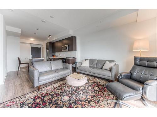 2207-55 Duke Street West Street, Kitchener, ON - Indoor Photo Showing Living Room