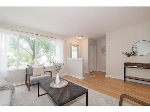 B-557 Brookhaven Crescent, Waterloo, ON - Indoor Photo Showing Living Room