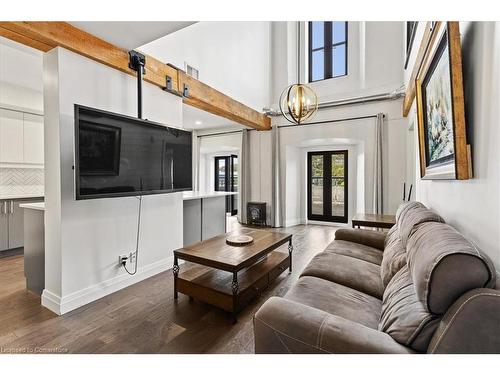 107-19 Guelph Avenue, Cambridge, ON - Indoor Photo Showing Living Room