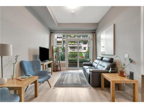 212-73 Arthur Street S, Guelph, ON - Indoor Photo Showing Living Room