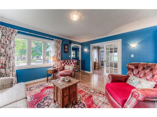 331 Peel Street, New Hamburg, ON - Indoor Photo Showing Living Room