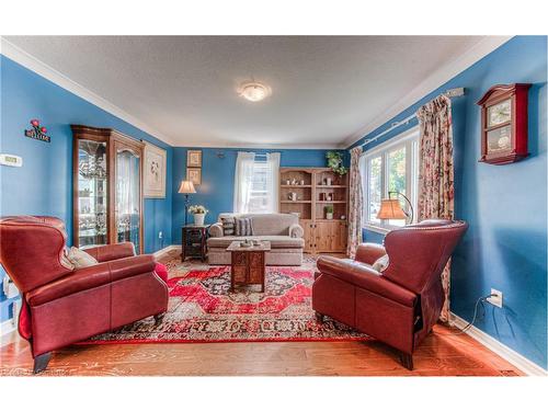 331 Peel Street, New Hamburg, ON - Indoor Photo Showing Living Room