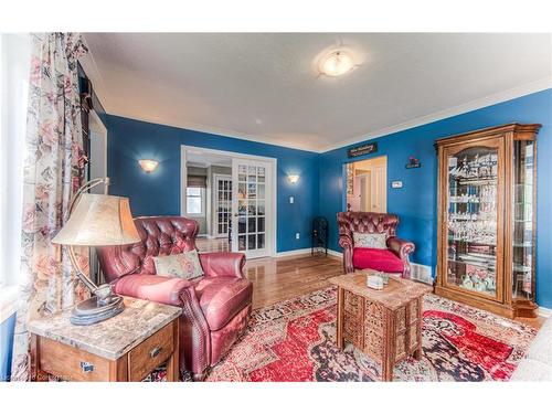 331 Peel Street, New Hamburg, ON - Indoor Photo Showing Living Room