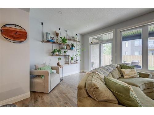 15 Rea Dr, Fergus, ON - Indoor Photo Showing Living Room