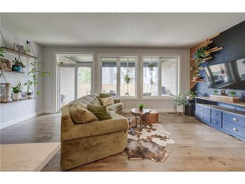 15 Rea Dr, Fergus, ON - Indoor Photo Showing Living Room