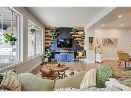 15 Rea Dr, Fergus, ON - Indoor Photo Showing Living Room