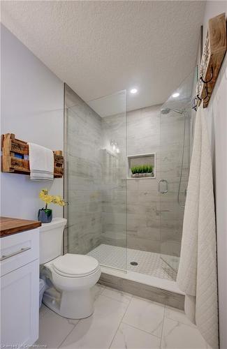 15 Rea Dr, Fergus, ON - Indoor Photo Showing Bathroom